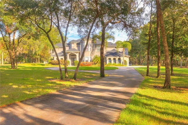 view of property's community featuring a lawn