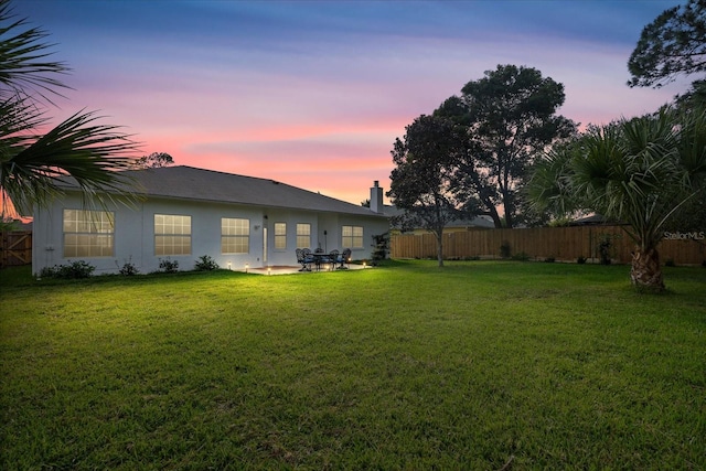 view of yard at dusk