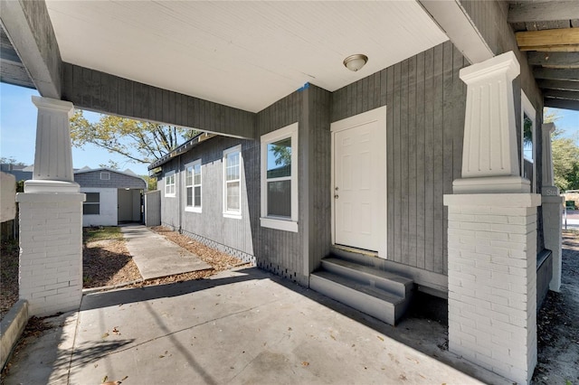 907 E N Bay St, Tampa, FL 33603 - property entrance with a patio area
