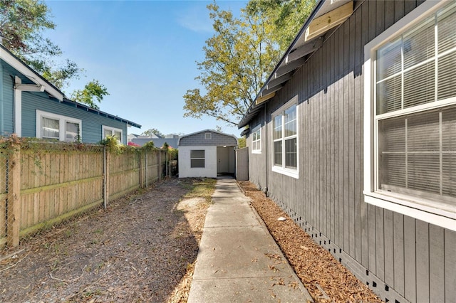 view of yard with an outdoor structure