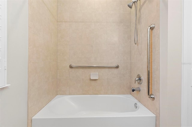 bathroom featuring tiled shower / bath combo