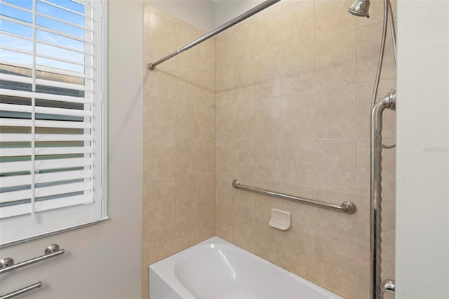 bathroom featuring tiled shower / bath