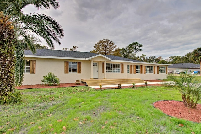 ranch-style home with a front yard