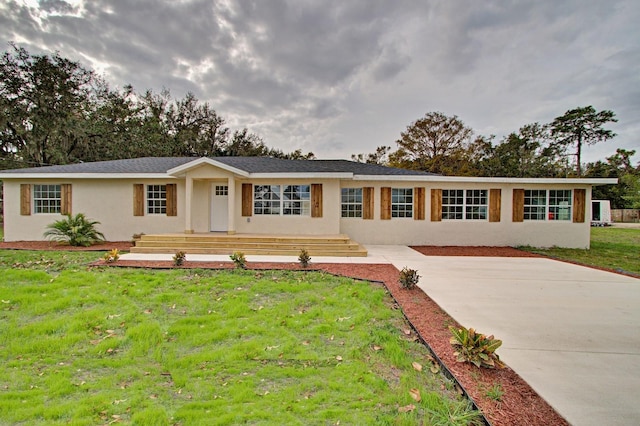 ranch-style house featuring a front yard