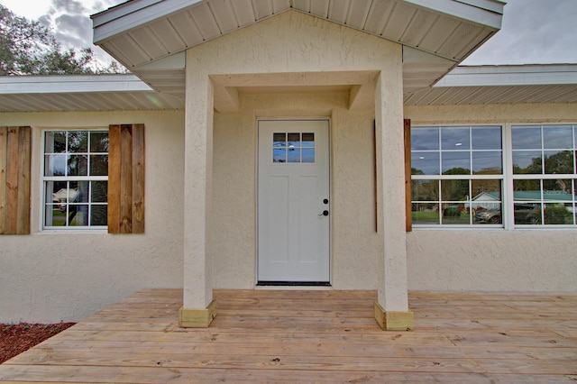 property entrance featuring a deck