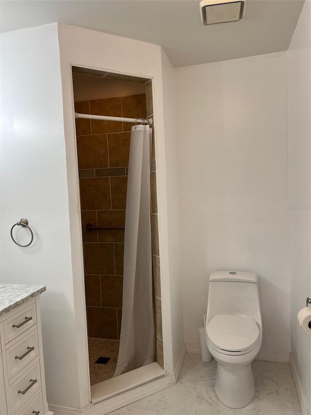 bathroom featuring a shower with curtain and toilet