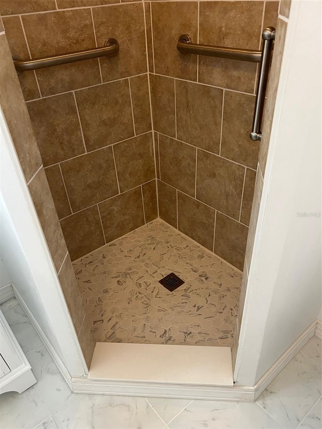 bathroom featuring tiled shower