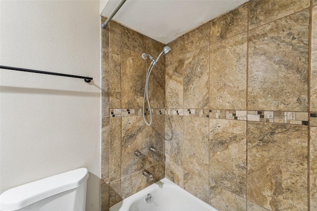 room details with tiled shower / bath combo and toilet