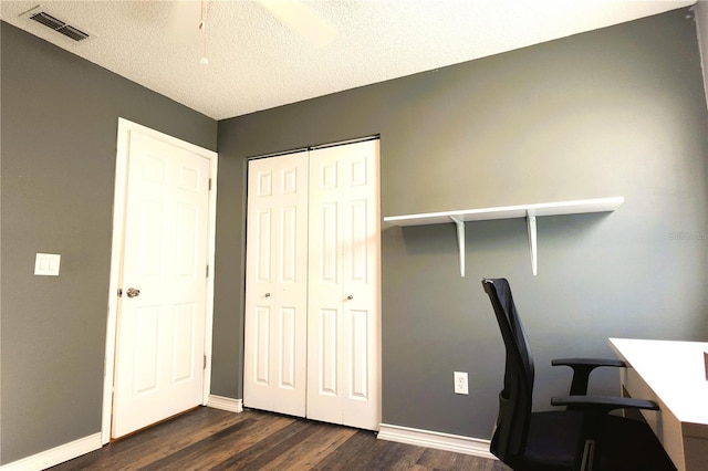 office area featuring ceiling fan, dark wood-type flooring, and a textured ceiling