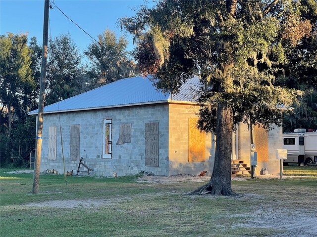 view of outbuilding with a yard