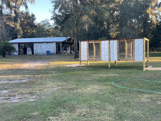 view of yard with an outdoor structure