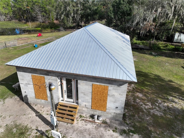 view of front of home featuring a front yard