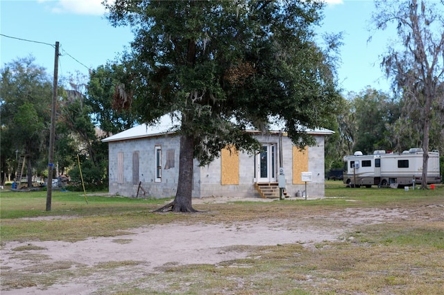 view of front of property featuring a front lawn