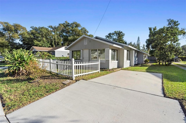 view of front facade featuring a front yard