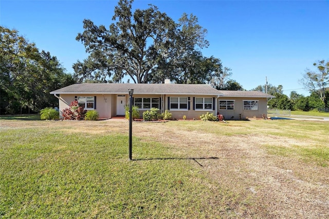 ranch-style home featuring a front lawn