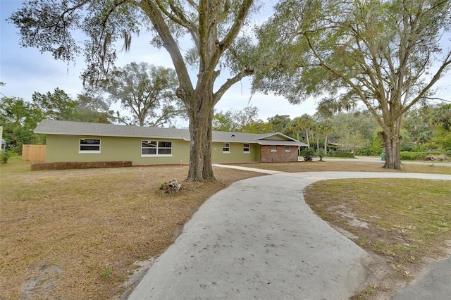 ranch-style house featuring a front lawn