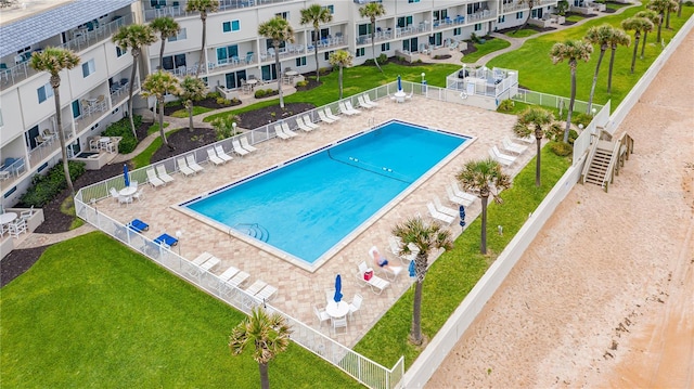 view of swimming pool