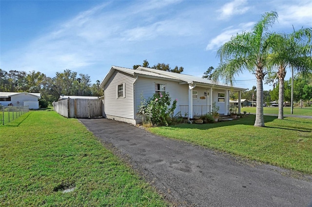 view of front of property featuring a front yard and a porch