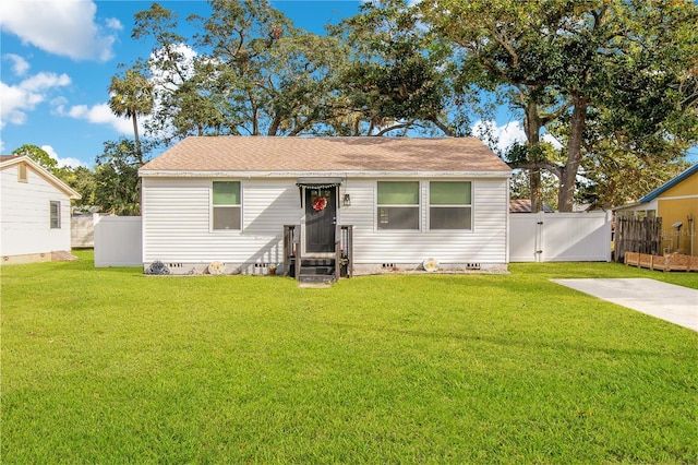 view of front of property with a front lawn