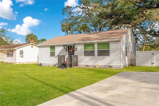 view of front facade featuring a front yard