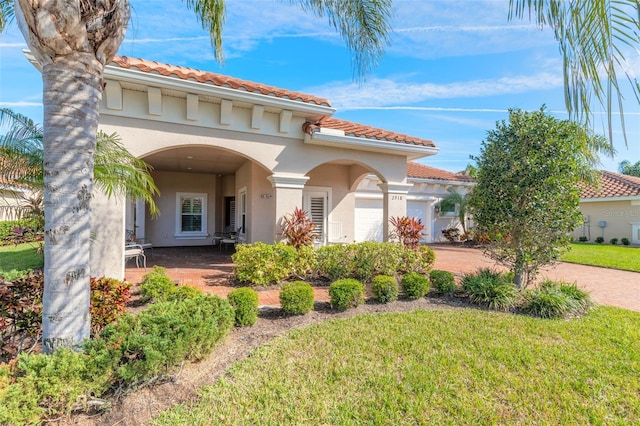 view of front of home featuring a front yard and a garage