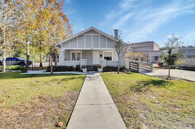 view of front facade featuring a porch and a front yard