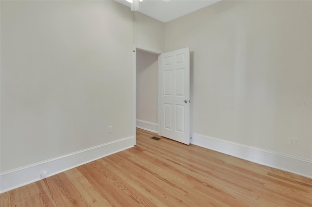 unfurnished room with wood-type flooring and ceiling fan