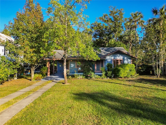 view of front of property featuring a front lawn