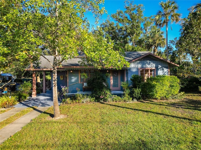 view of front of property featuring a carport and a front lawn