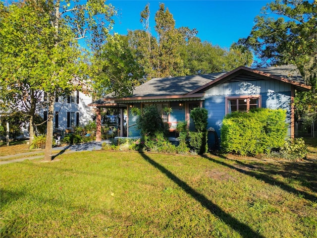 view of front of home featuring a front yard