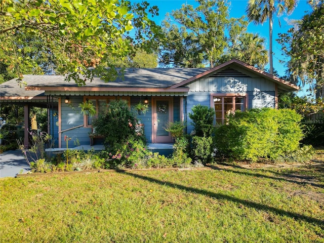 view of front of property with a front yard