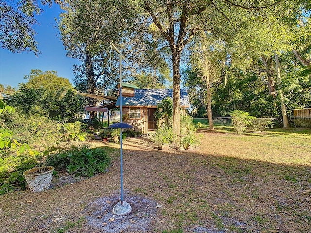 view of yard featuring a shed