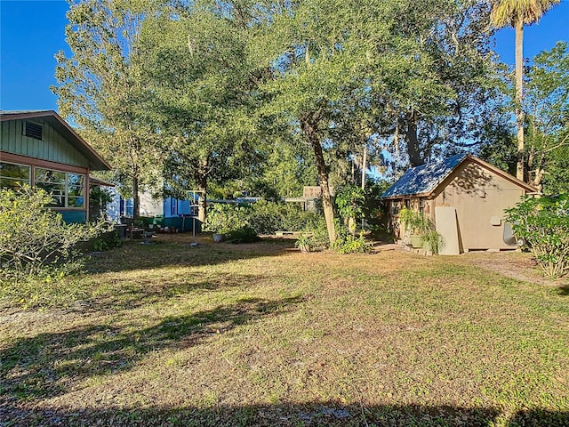 view of yard with a shed