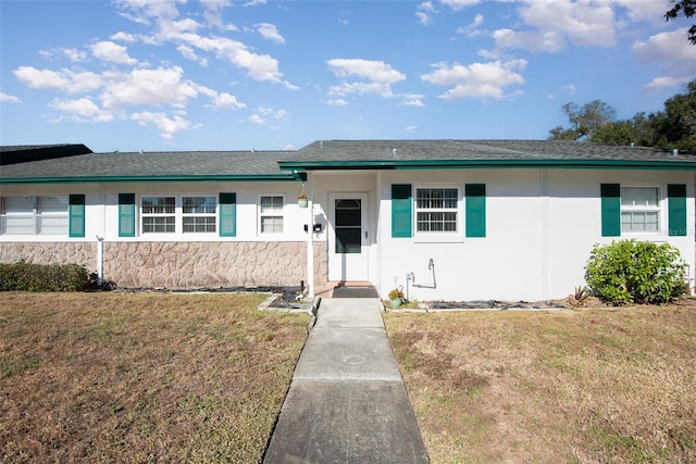 ranch-style house featuring a front yard