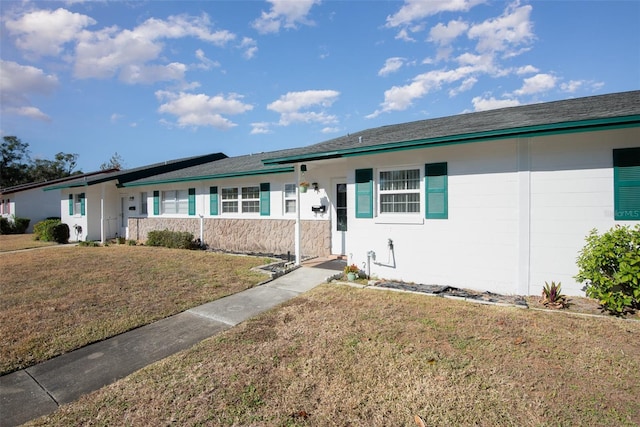 single story home with a front yard