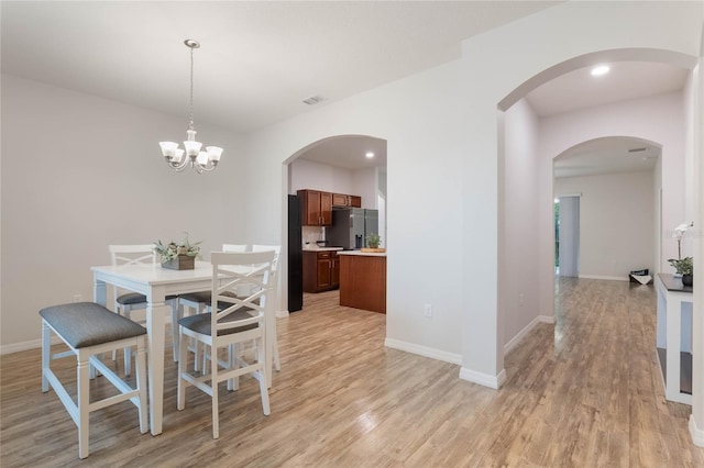 dining area featuring visible vents, baseboards, an inviting chandelier, light wood-style floors, and recessed lighting