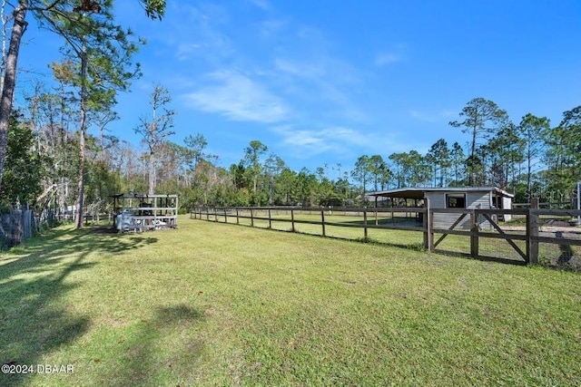 view of yard featuring a rural view