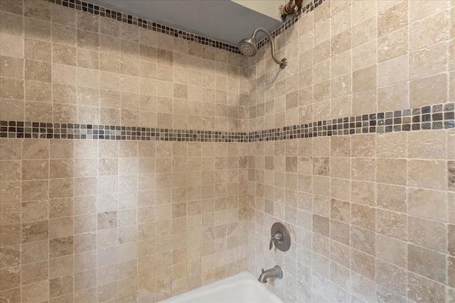 bathroom with tiled shower / bath