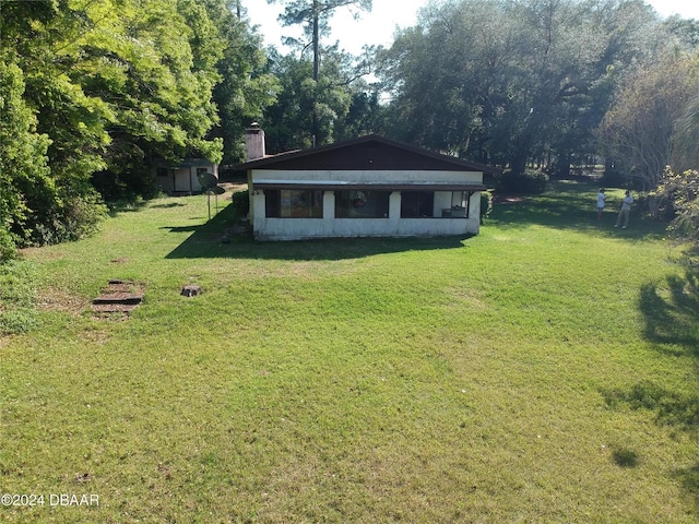 view of front of home featuring a front yard