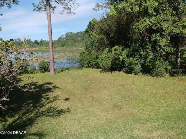 view of yard featuring a water view