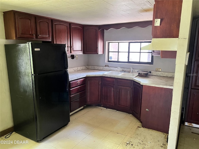 kitchen with black refrigerator and sink