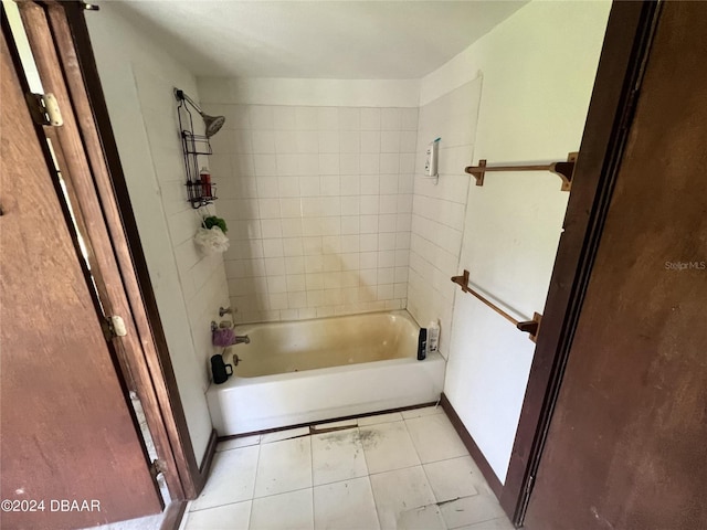 bathroom featuring tiled shower / bath