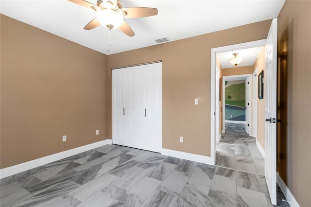 unfurnished bedroom with ceiling fan and a closet