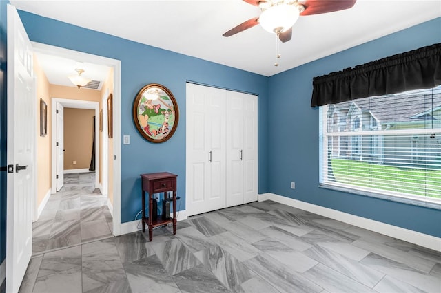 unfurnished bedroom featuring ceiling fan and a closet