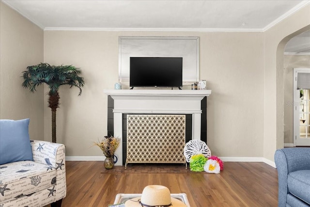 living room featuring hardwood / wood-style flooring and crown molding