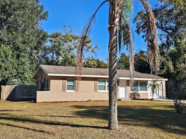 view of front of property featuring a front yard