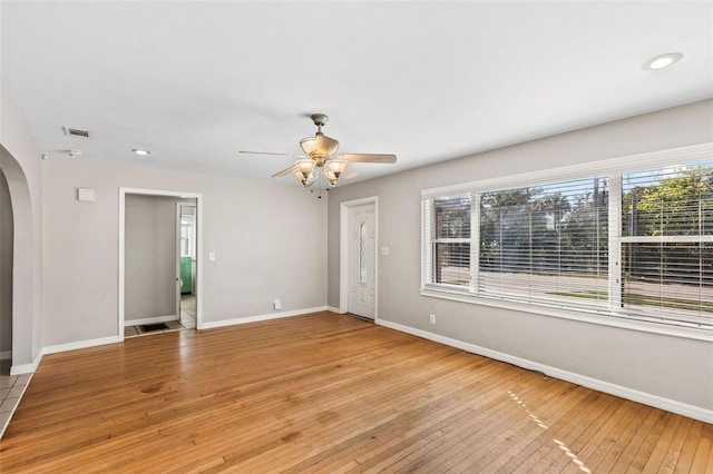 empty room featuring light hardwood / wood-style floors and ceiling fan