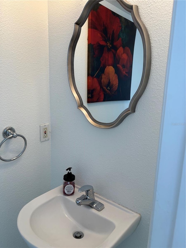 bathroom featuring sink