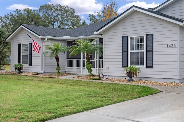 ranch-style home featuring a front lawn