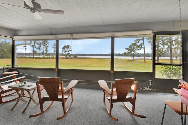 sunroom with ceiling fan